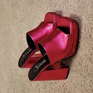 Metallic hot pink platform slip on heels. Size 6.5